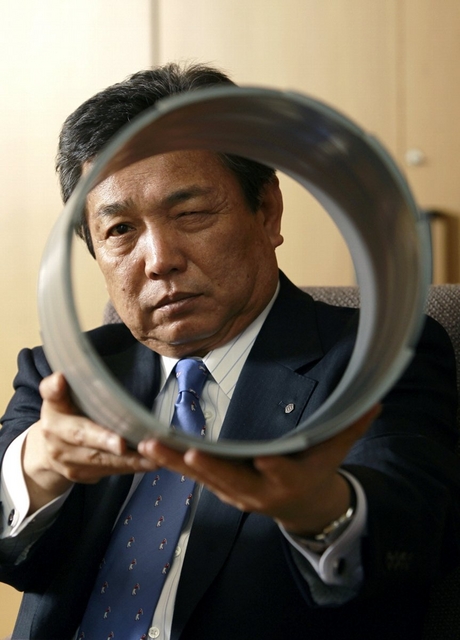 商売の形を変える。「これまではパイプだけだったが、今後は工法を売り込みたい」と自社製品を手に話す高見浩三さん＝東京都港区虎ノ門２、積水化学工業東京本社（撮影・吉沢敬太）