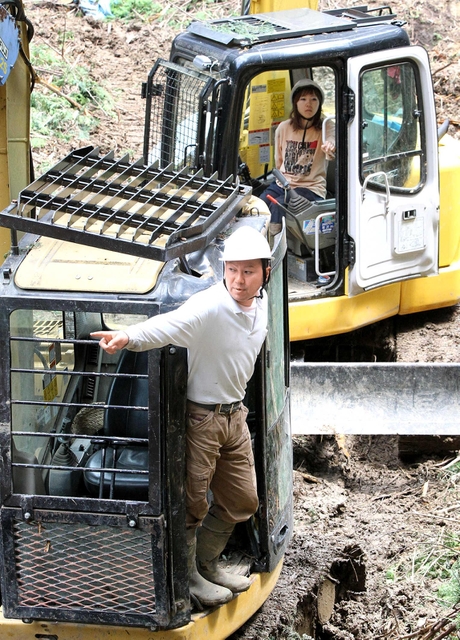重機で作業する小林さん夫妻＝宍粟市一宮町生栖（撮影・峰大二郎）