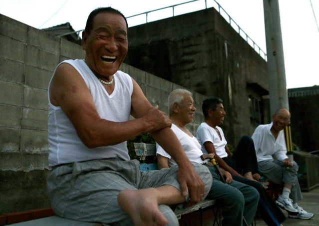 夕方、港沿いの「ばったり」に集まる漁師ら。冗談と愚痴と情報交換と＝南あわじ市沼島（撮影・小林良多）