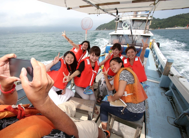 漁船に乗り込み、クルーズに出発。わくわく感にあふれる＝南あわじ市沼島沖（撮影・小林良多）