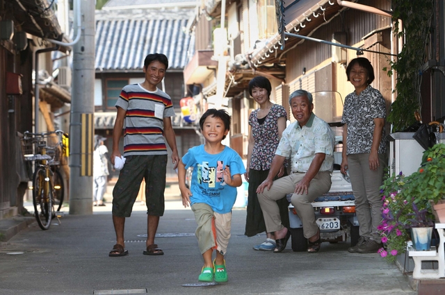 ３月に移住してきた堺さん一家（左の３人）。地域に溶け込み、島暮らしを満喫する＝南あわじ市沼島（撮影・小林良多）