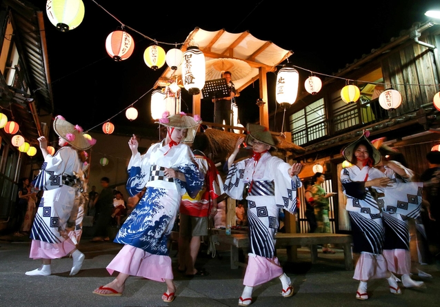 真夜中の盆踊りは大いに盛り上がる。やぐらの上で番傘を差すのが「音頭だし」＝南あわじ市沼島（撮影・小林良多）