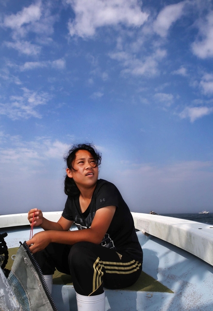 １５歳で漁師になった咲稀さん。「日焼け対策？　したいけど潮かぶるから意味なくなるねん」＝南あわじ市沼島沖（撮影・小林良多）