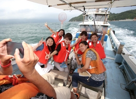 漁船に乗り込み、クルーズに出発。わくわく感にあふれる＝南あわじ市沼島沖（撮影・小林良多）