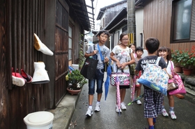 毎朝一緒に登校する沼島小の子どもたち。少ないけれど、掛け替えのない仲間だ＝南あわじ市沼島（撮影・小林良多）