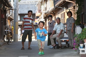 ３月に移住してきた堺さん一家（左の３人）。地域に溶け込み、島暮らしを満喫する＝南あわじ市沼島（撮影・小林良多）