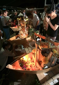 港の桟橋に並ぶ灯籠船。「極楽丸」などと名付けられ、沖に流された＝南あわじ市沼島（撮影・小林良多）