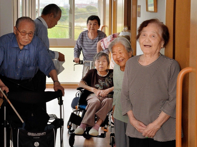 「てのひら」で暮らす佐古美智子さん（中央）ら。室内はバリアフリーで、車いすや歩行器でも動きやすい＝高砂市荒井町小松原１（撮影・後藤亮平）