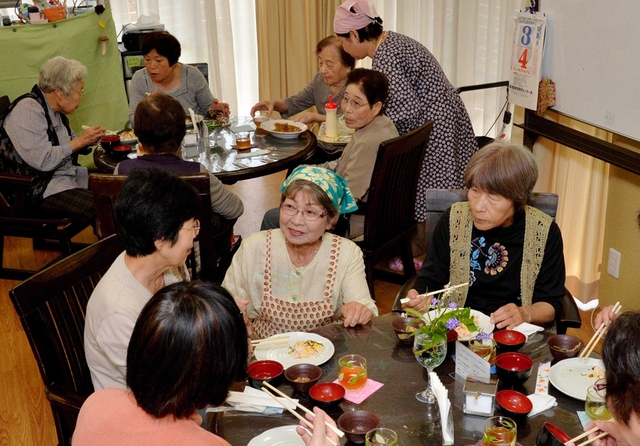 近所の人でにぎわうコミュニティー喫茶。手作りのカレーや押しずしが人気だ＝高砂市荒井町小松原１（撮影・後藤亮平）