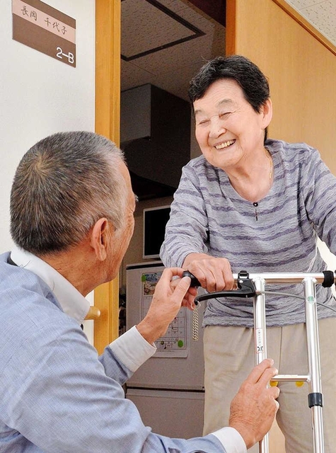 隣同士の長岡千代子さん（右）と水野博司さん。良き話し相手でもある＝高砂市荒井町小松原１（撮影・後藤亮平）