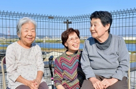 てのひらの屋上でくつろぐ住人と石原智秋さん（中央）。気さくに話す様子は友人のよう＝高砂市荒井町小松原１（撮影・後藤亮平）