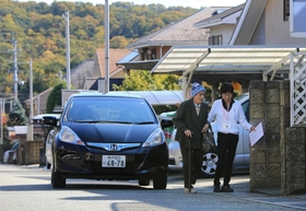 病院から自宅まで高齢の女性を送り届ける「アユート」のメンバー＝三田市つつじが丘南２（撮影・大森　武）