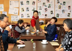 お年寄りが集まる「ふれあい喫茶」。左端が今井昭夫さん＝三田市つつじが丘南３（撮影・大森　武）