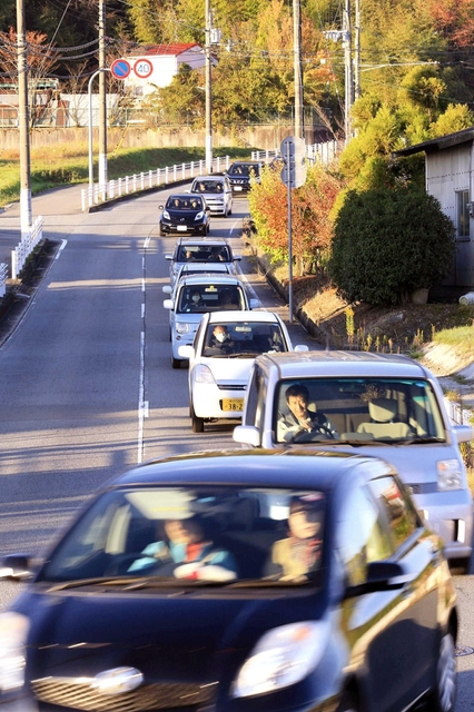 家族を送るつつじが丘からの車で渋滞する早朝の道＝三田市西相野（撮影・大森　武）