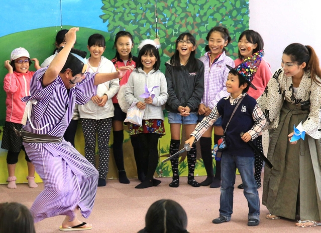 交流フェスでちゃんばらに挑戦する子どもたち＝三田市つつじが丘南３（撮影・大森　武）
