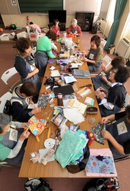 談笑しながら針仕事にいそしむチャチャチャの女性たち＝三田市つつじが丘南３（撮影・大森　武）