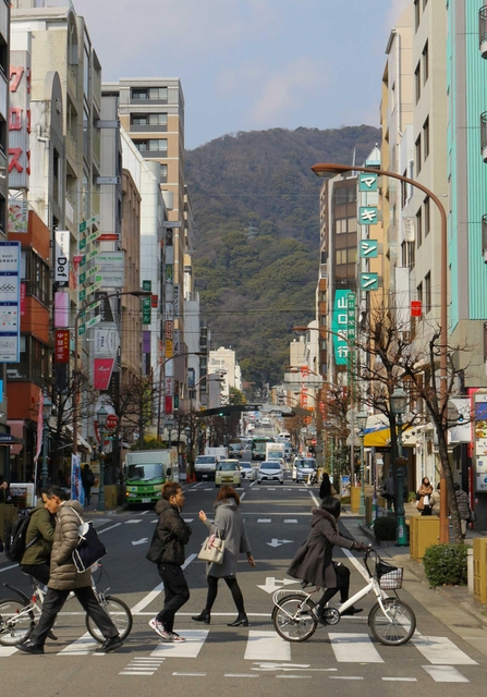 神戸のハイカラ文化をリードしてきたトアロード。活性化に向け模索が続く＝神戸市中央区北長狭通（撮影・大森　武）