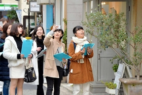 通りを歩き、まちづくりのヒントを探る大学生たち＝神戸市中央区、乙仲通（撮影・後藤亮平）