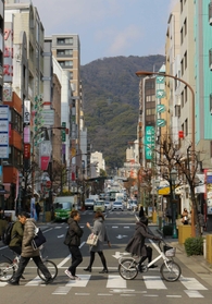 神戸のハイカラ文化をリードしてきたトアロード。活性化に向け模索が続く＝神戸市中央区北長狭通（撮影・大森　武）