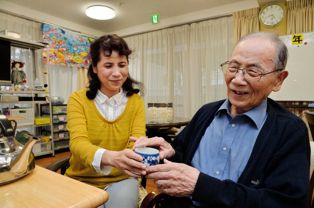 鈴木裕子さん（左）と勇吉さん。共同生活になじむ父を間近で見守る＝高砂市荒井町小松原１（撮影・後藤亮平）