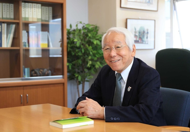 県政２０年を振り返る井戸敏三前知事＝神戸市中央区脇浜海岸通１、ひょうご震災記念２１世紀研究機構（撮影・鈴木雅之）