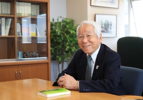 県政２０年を振り返る井戸敏三前知事＝神戸市中央区脇浜海岸通１、ひょうご震災記念２１世紀研究機構（撮影・鈴木雅之）