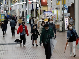 １回目の緊急事態宣言が発令され、閑散とする神戸元町商店街＝２０２０年４月１２日、神戸市中央区