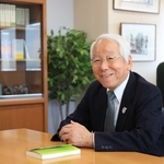 県政２０年を振り返る井戸敏三前知事＝神戸市中央区脇浜海岸通１、ひょうご震災記念２１世紀研究機構（撮影・鈴木雅之）