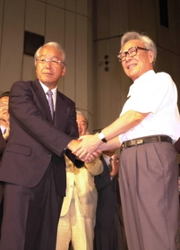 初当選を果たし、貝原俊民知事（右）と握手する井戸敏三氏＝２００１年７月２９日、神戸市中央区中山手通