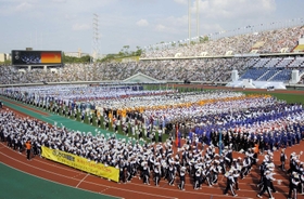 「のじぎく兵庫国体」の開会式で「ありがとう」の横断幕を掲げ、入場行進する兵庫県選手団＝２００６年９月３０日、神戸市須磨区緑台、ユニバー記念競技場