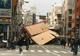 三宮の繁華街。道路をふさぐようにビルが鉄骨ごと崩壊した＝１９９５年１月１７日、神戸市中央区北長狭通１の生田新道
