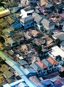 阪神・淡路大震災では、多くの住宅が倒壊し、耐震化が問われた＝１９９５年１月１８日、芦屋市内