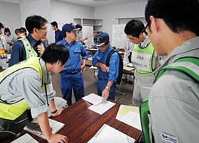 台風被害に遭った長野県の自治体に派遣された兵庫県の職員ら＝２０１９年１０月、長野県千曲市（兵庫県提供）