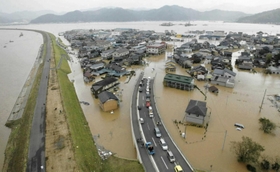 台風２３号の大雨で円山川（左）が決壊し、一面水浸しになった街＝２００４年１０月２１日、豊岡市