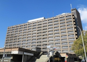 行財政運営方針の見直しで再整備事業が再検討される兵庫県庁＝神戸市中央区