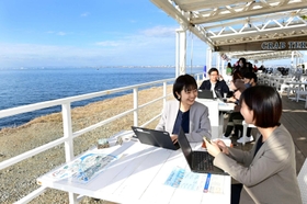 本社機能を一部移転したパソナグループ。海沿いのカフェがオフィスに＝２０２０年１１月、淡路市野島平林