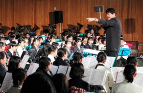 佐渡裕さんの指揮で演奏を披露する中高生＝２０２０年１月、神戸市長田区