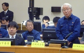 東日本大震災の発生を受けた関西広域連合の緊急会合であいさつする井戸敏三知事。左は橋下徹大阪府知事（当時）＝２０１１年３月、神戸市内