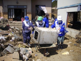 東日本大震災の被災地で活動する兵庫のボランティア＝２０１１年４月、宮城県石巻市