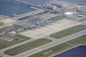 さらなる機能強化が期待される神戸空港＝２０２０年８月、神戸市中央区