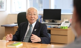 自身の県政２０年について振り返る井戸敏三・前知事＝神戸市中央区、ひょうご震災記念２１世紀研究機構（撮影・鈴木雅之）