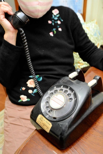 部屋の奥で眠っていた黒電話。「使おうと思えば使えるのよ」＝神戸市北区（画像の一部を加工しています）
