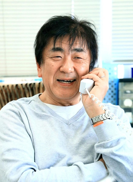 イイミミ一日局長を務め、電話に対応する兵庫県立芸術文化センター芸術監督の佐渡裕さん＝神戸市中央区、神戸新聞社（撮影・辰巳直之）
