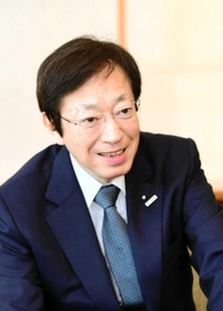 投稿を振り返る久元喜造市長＝神戸市役所（撮影・中西幸大）