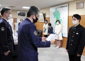龍野高校生にのじぎく賞を授与する田中聖児署長（左）＝たつの署