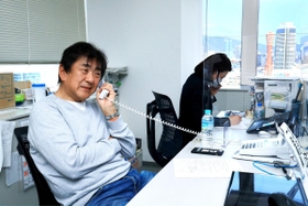 読者と話す佐渡裕さん。笑い声が絶えなかった＝いずれも神戸市中央区、神戸新聞社（撮影・辰巳直之）