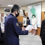 龍野高校生にのじぎく賞を授与する田中聖児署長（左）＝たつの署