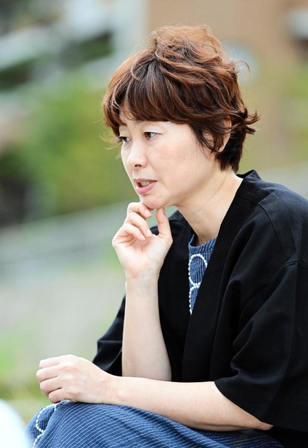 子どものころから感じてきた「生きづらさ」や当事者研究について語る細川貂々さん＝宝塚市栄町（撮影・中西幸大）