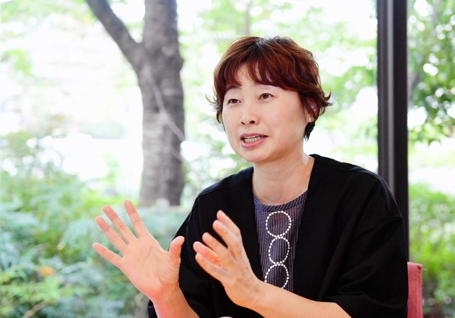 子どものころから感じてきた「生きづらさ」や当事者研究について語る細川貂々さん＝宝塚市栄町（撮影・中西幸大）