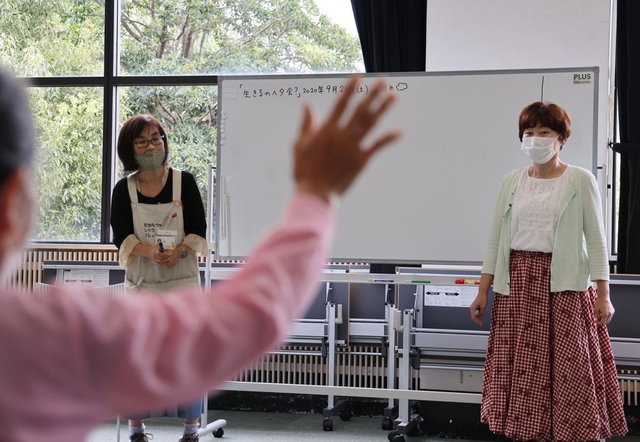 手を挙げて発言する参加者と交流する細川貂々さん＝宝塚市立中央図書館（撮影・藤家　武）